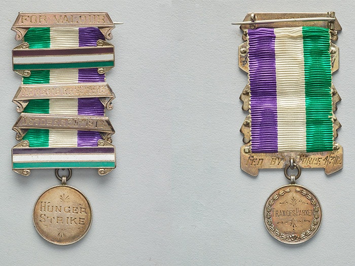 Women’s Social and Political Union Medal for Valour, 1912, England, by Toye & Co. Purchased 2016.CC BY-NC-ND licence. Te Papa (GH024772) Women’s Social and Political Union Medal for Valour