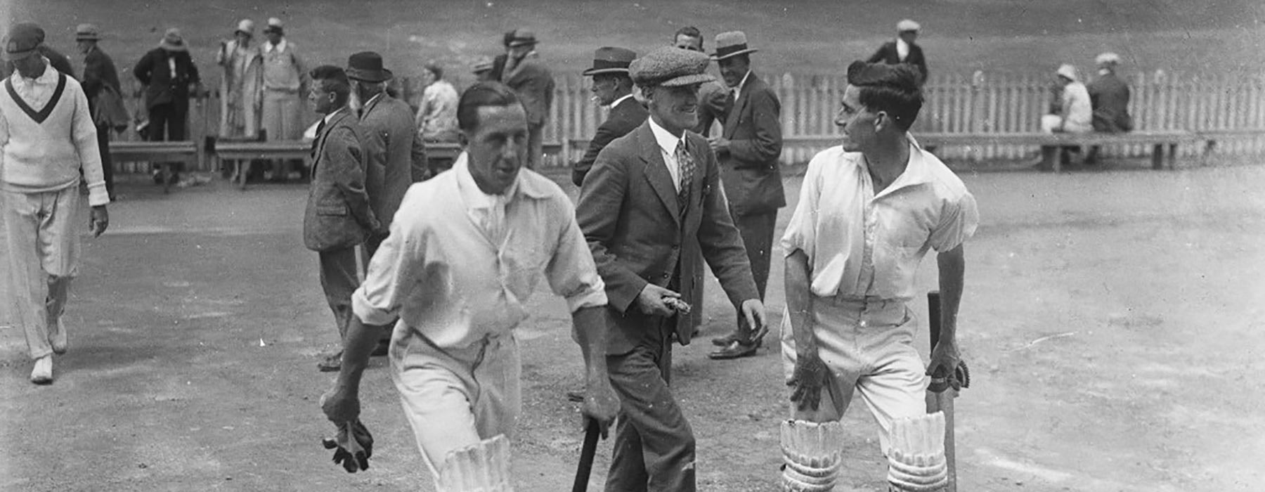 Men leave the cricket pitch, 1928