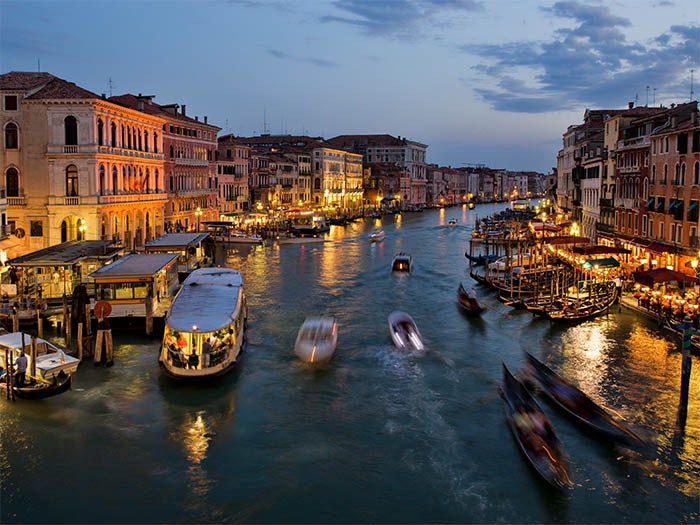 Venice Grand Canal Rialto Bridge, 2012. By chensiyuan via Wikimedia Commons. CC BY-SA 1.0 Venice at dusk
