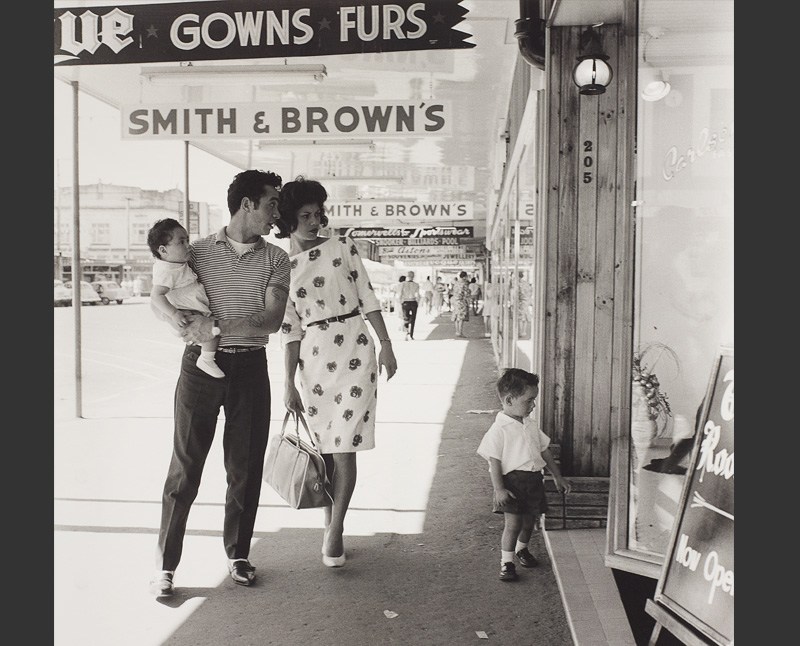 Photograph of a young family window shopping by Ans Westra