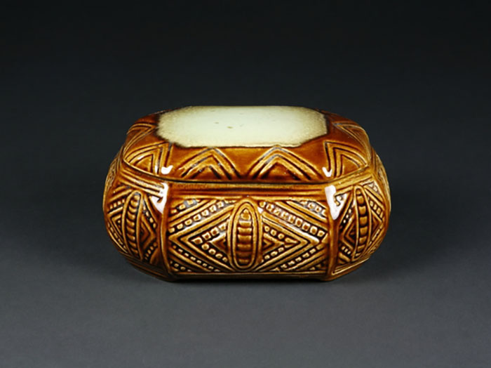 Cigarette Box - ’Wharetana ware’, 1955, Auckland, by Crown Lynn Potteries Ltd. Te Papa (GH009329)