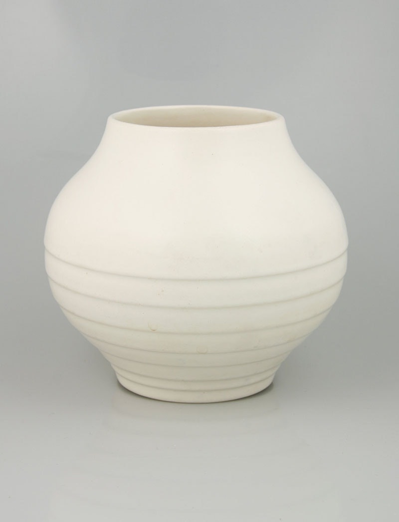 Crown Lynn vase by Ernest Shufflebotham