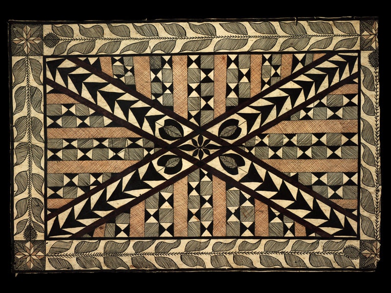 Tapa cloth with a saltire design containing arrows within its stripes. A border around the tapa contains images of leaves