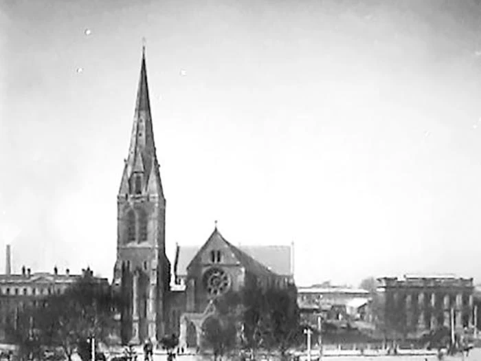 Cathedral Square, Christchurch, circa 1905, New Zealand, by Muir & Moodie studio, maker unknown. Te Papa (C.011450)