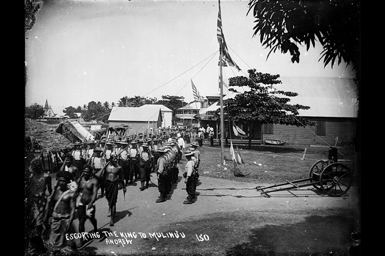 Black and white photo of soldiers escorting the Sāmoan king.