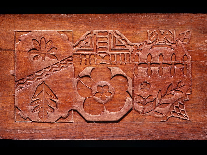 ‘upeti (tapa design tablet), circa 1920s, Sāmoa, maker unknown. Gift of Dr Alex M Rutherford, 1954. Te Papa (FE002802/1) A wooden stamp with flower, leaf, and line patterns carved into it to be used as a pattern to ink onto material.
