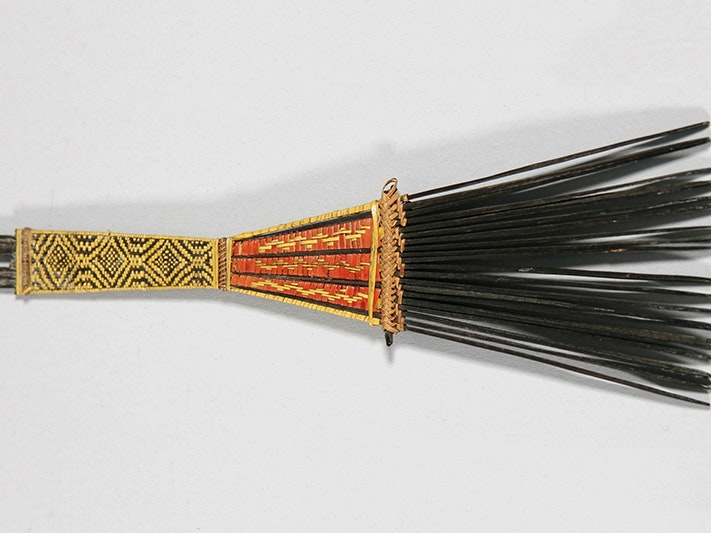 ma_i134194.jpg A hair comb with a braided handle.