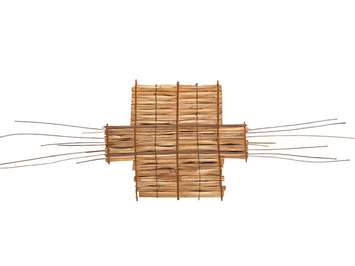 Upoko tangata (form of kite), weaver unknown, 1880 / 1913, Bay of Islands. Gift of Alexander Turnbull, 1913. Te Papa (ME001972) A woven kite on a white background. The shape is like a fat 't' with whiskers.