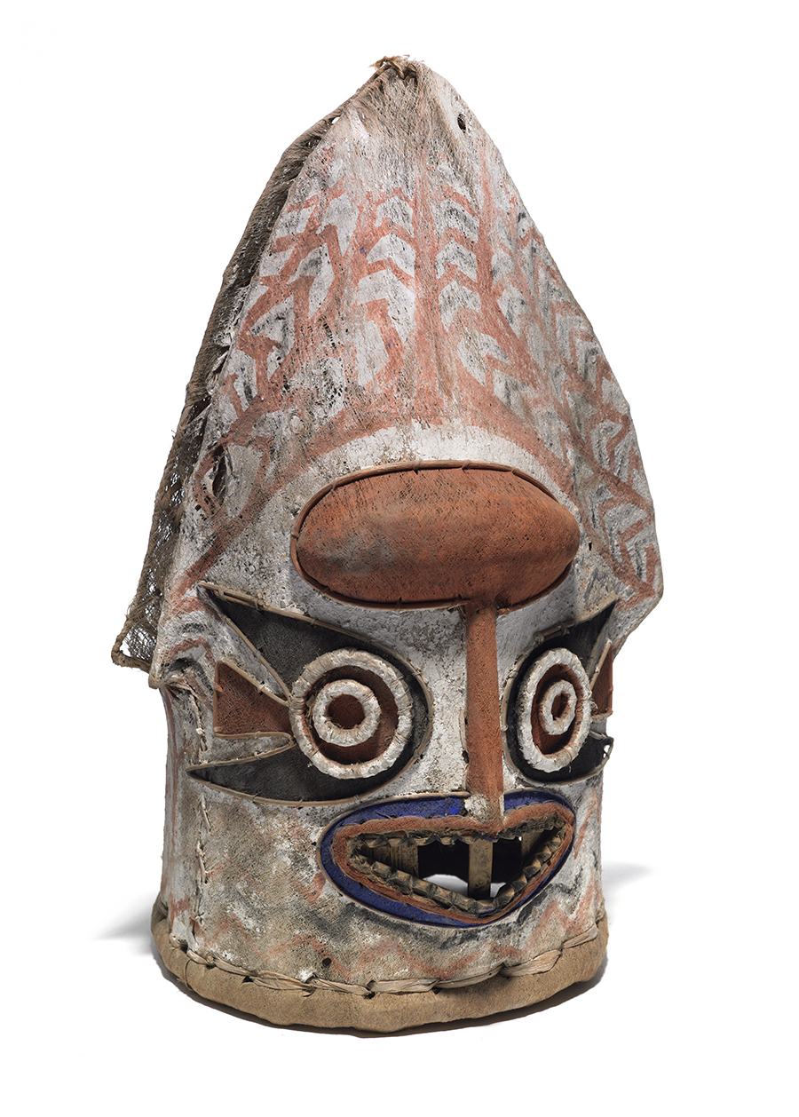 A mask made of clay and tapa.