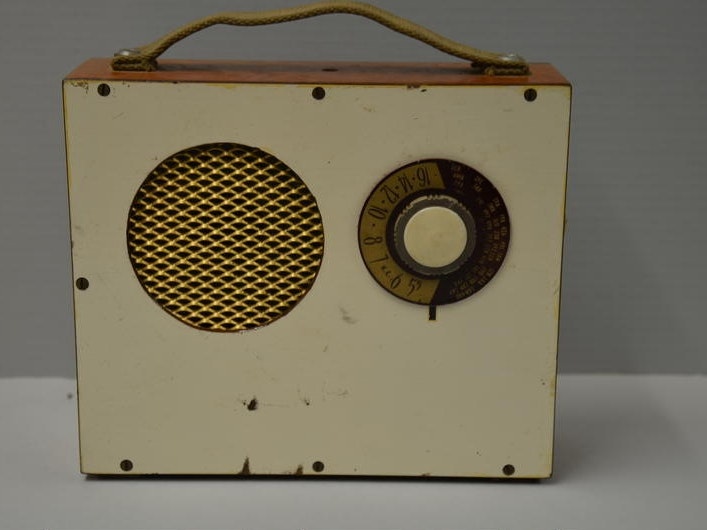 “Kōtuia ngā Kete — Radio”, courtesy of Wellington Museum, licensed under CC BY-NC 4.0.