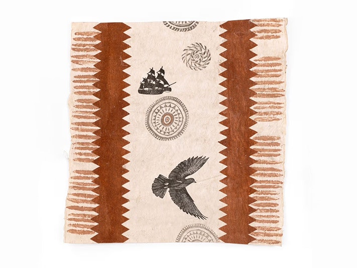 “Said Wi Bin” – Where We Come From'' ‘ahu (tapa cloth), by Sue Pearson, Tahiti 2023. Commissioned 2023. Te Papa (FE013742) A light brown tapa cloth with dark brown painted on in zigzags and stripes. Also painted on are a bird and a sailing ship.