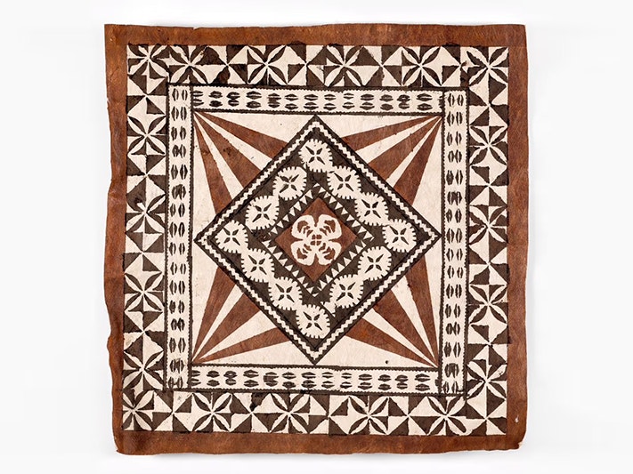 Masi (tapa cloth) titled "Let it shine", by Liviana Qaranivalu, 2023, Tahiti. Commissioned 2023. Te Papa (FE013729) A square tapa cloth with brown and black geometrical patterns painted on it.